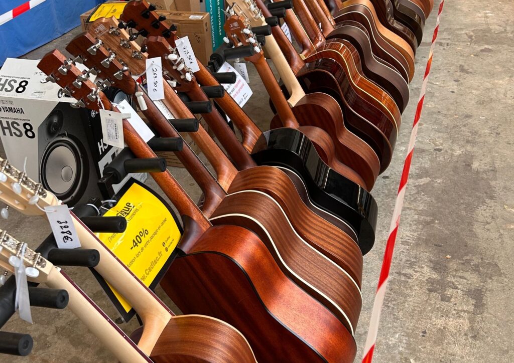 Accessoires maison, Vêtements de travail ; Musique